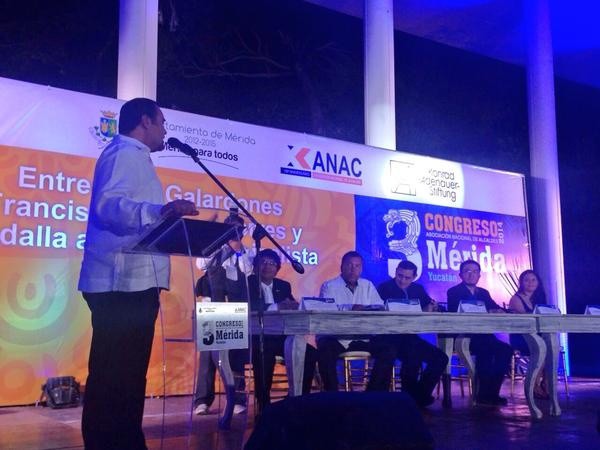 Hay que limitar el surgimiento de funcionarios corruptos e imrpovisados: Renán Barrera Concha Hay que limitar el surgimiento de funcionarios corruptos e imrpovisados: Renán Barrera Concha