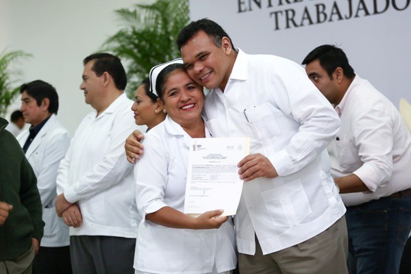 Entrega el Gobernador plazas a 630 empleados de salud en Yucatán Entrega el Gobernador plazas a 630 empleados de salud en Yucatán