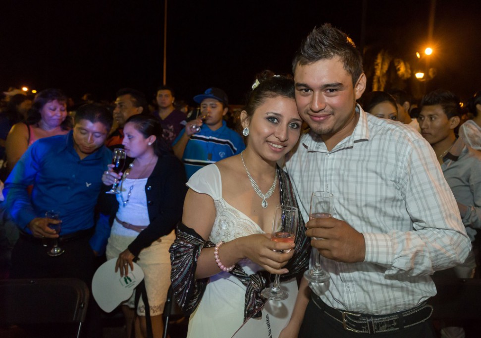 Contraen matrimonio más de mil parejas en boda masiva Contraen matrimonio más de mil parejas en boda masiva