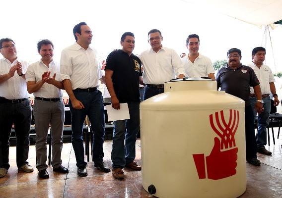 Reciben tinacos cerca de 400 familias de Dzityá Reciben tinacos cerca de 400 familias de Dzityá