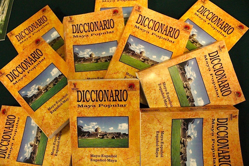 Presentan el diccionario Maya Popular en la Secretaría de Educación Estatal Presentan el diccionario Maya Popular en la Secretaría de Educación Estatal