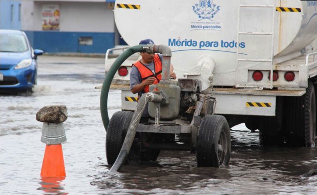 Retiran casi 100 mil litros de agua de lluvia de las calles de Mérida Retiran casi 100 mil litros de agua de lluvia de las calles de Mérida