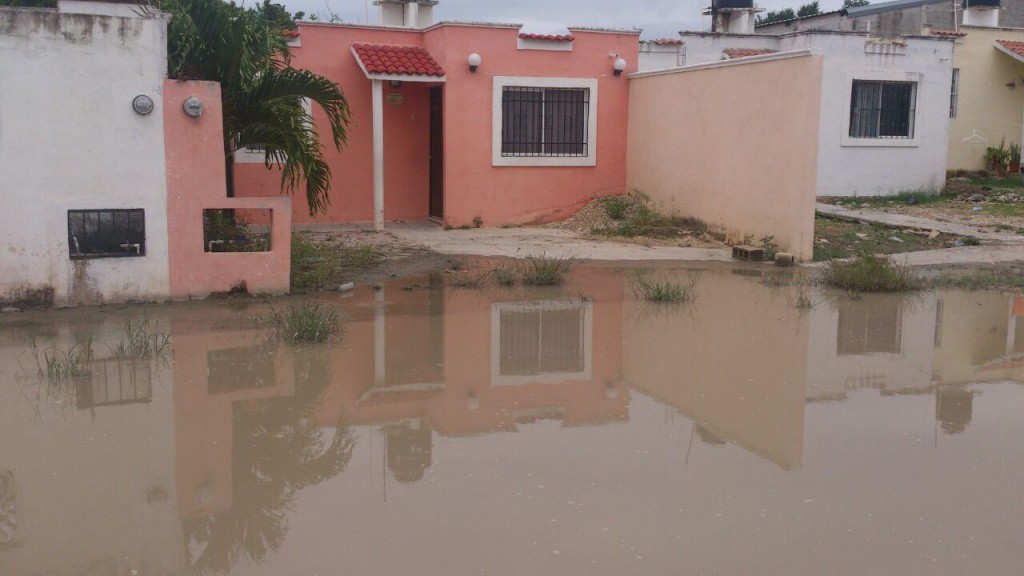 Siguen viviendo entre agua varias familias de Kanasín Siguen viviendo entre agua varias familias de Kanasín
