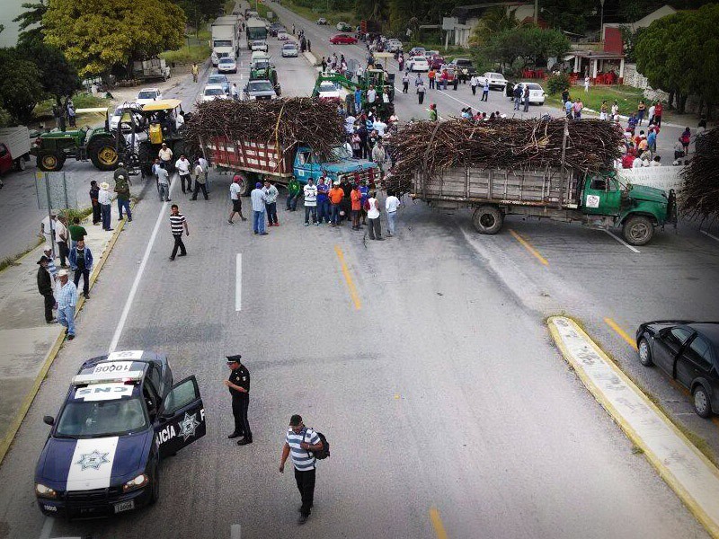El bloqueo de la carretera Champotón-Campeche deja pérdidas por $100 mil El bloqueo de la carretera Champotón-Campeche deja pérdidas por $100 mil