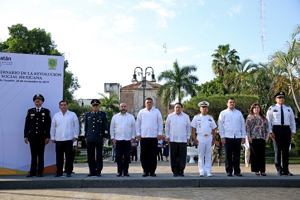 Iza el Gobernador Bandera Nacional por Aniversario de la Revolución Mexicana Iza el Gobernador Bandera Nacional por Aniversario de la Revolución Mexicana