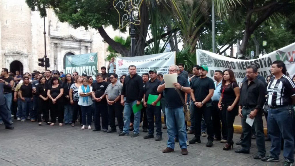 Se manifiestan en México y el mundo por los normalistas de Ayotzinapa Se manifiestan en México y el mundo por los normalistas de Ayotzinapa