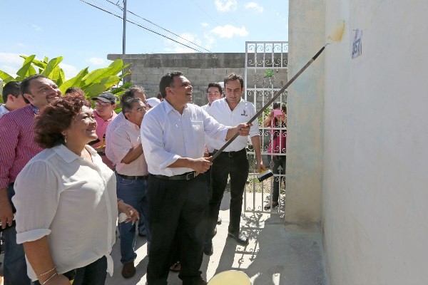 Encabeza Gobernador tercera entrega del programa "Pintando tu Bienestar" Encabeza Gobernador tercera entrega del programa "Pintando tu Bienestar"