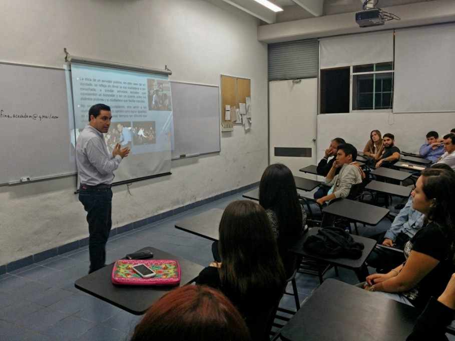 Mauricio Vila habla de ética en la política, con alumnos de la Universidad Marista Mauricio Vila habla de ética en la política, con alumnos de la Universidad Marista