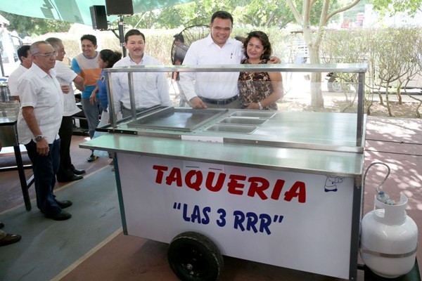 Entregan apoyos en beneficio del autoempleo y capacitación Entregan apoyos en beneficio del autoempleo y capacitación
