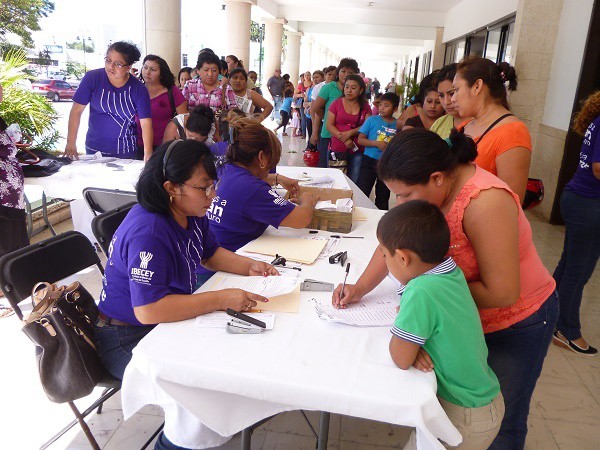 Ibecey entrega tarjetas a becarios de Tizimín Ibecey entrega tarjetas a becarios de Tizimín