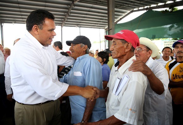 10 mdp en insumos entregó el Gobierno a campesinos 10 mdp en insumos entregó el Gobierno a campesinos