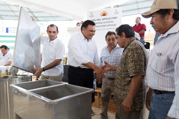 Entregan apoyos por casi 2 millones al sector apícola Entregan apoyos por casi 2 millones al sector apícola