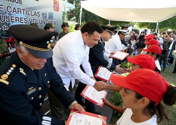 Entrega el Gobernador cartillas liberadas del SMN Entrega el Gobernador cartillas liberadas del SMN