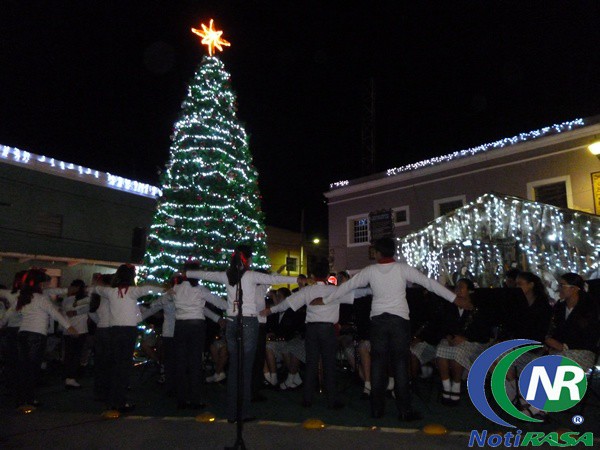Encienden árbol navideño en Tizimín Encienden árbol navideño en Tizimín