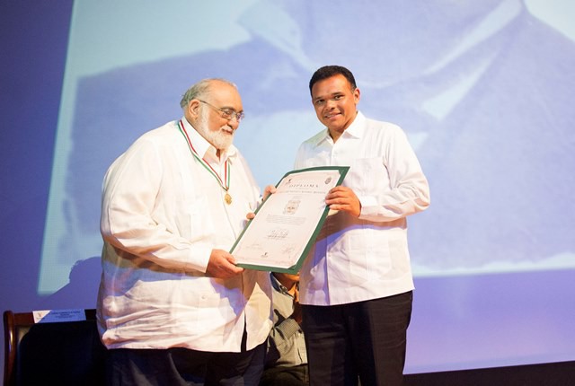 Entregaron la Medalla Eligio Ancona al maestro Jorge Humberto Álvarez Entregaron la Medalla Eligio Ancona al maestro Jorge Humberto Álvarez