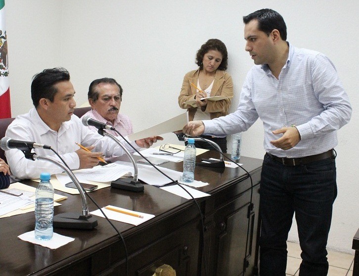 El diputado Mauricio Vila Dosal propone la creación del Instituto de Capacitación, continúa para los operadores del transporte público El diputado Mauricio Vila Dosal propone la creación del Instituto de Capacitación, continúa para los operadores del transporte público
