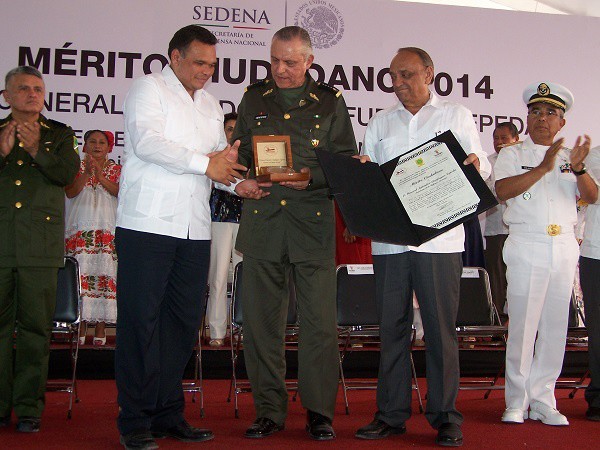 Titular de la SEDENA recibe el mérito ciudadano 2014 de Espita. Titular de la SEDENA recibe el mérito ciudadano 2014 de Espita.