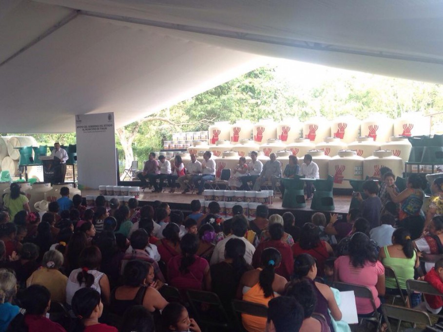 Se entregaron 492 tinacos en el municipio de Tinum y sus comisarías Se entregaron 492 tinacos en el municipio de Tinum y sus comisarías