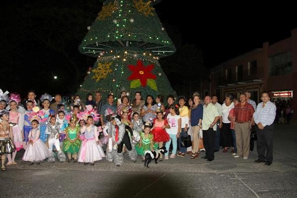 Realizan la ceremonia del encendido del árbol de Navidad en Tekax Realizan la ceremonia del encendido del árbol de Navidad en Tekax