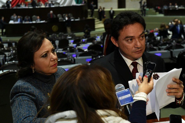 Legisladores presentan denuncia contra ex funcionarios de Quintana Roo Legisladores presentan denuncia contra ex funcionarios de Quintana Roo