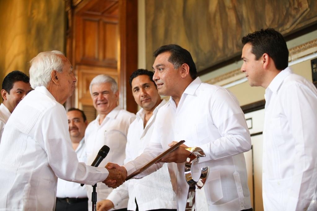 14 empresas reciben el Premio Yucatán a la calidad 2014 14 empresas reciben el Premio Yucatán a la calidad 2014