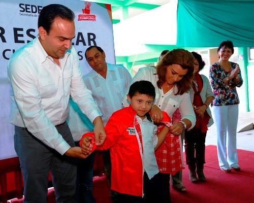 Entregan chamarras a niños de los Centros de Atención Múltiple Entregan chamarras a niños de los Centros de Atención Múltiple