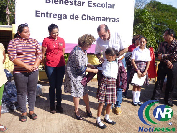 Reparten chamarras a niños de Tizimín Reparten chamarras a niños de Tizimín