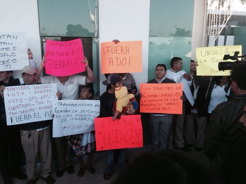 Cientos de taxistas protestan en el aeropuerto Cientos de taxistas protestan en el aeropuerto