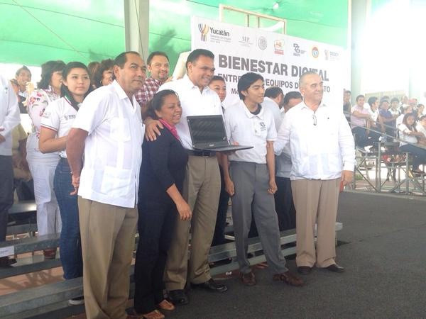 Entregan 925 computadoras a jóvenes de bachillerato Entregan 925 computadoras a jóvenes de bachillerato