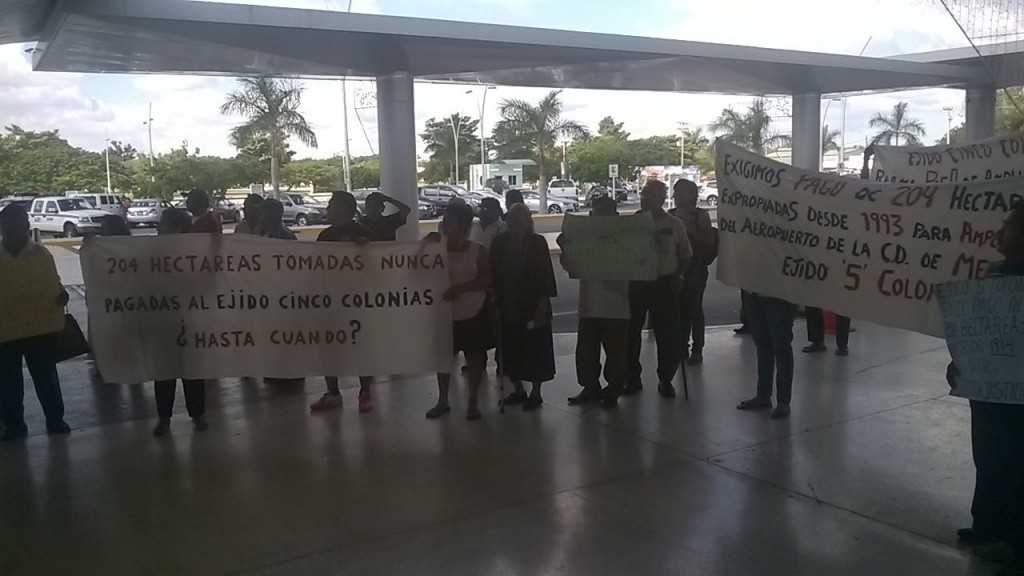 Ejidatarios de cinco colonias toman la SCT y el aeropuerto Ejidatarios de cinco colonias toman la SCT y el aeropuerto