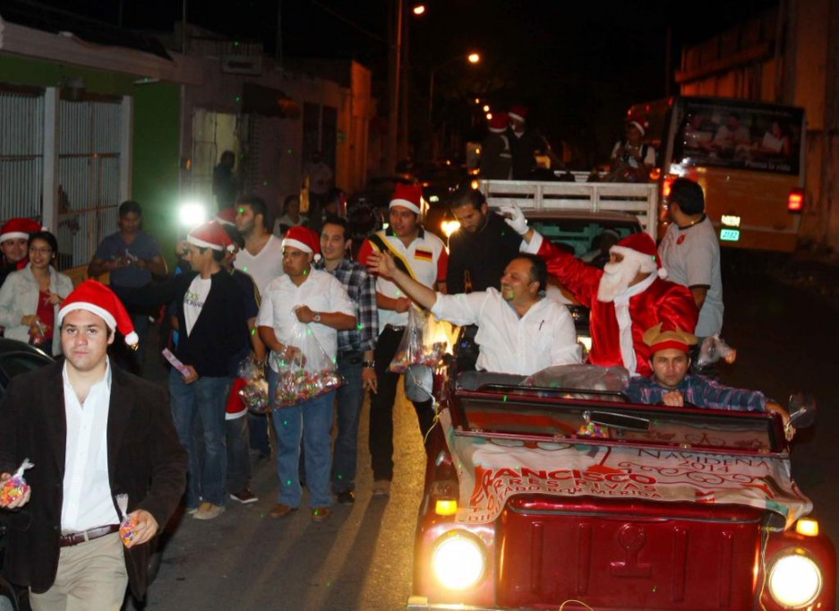 Reparte Santa Claus juguetes y dulces en calles de Mérida Reparte Santa Claus juguetes y dulces en calles de Mérida