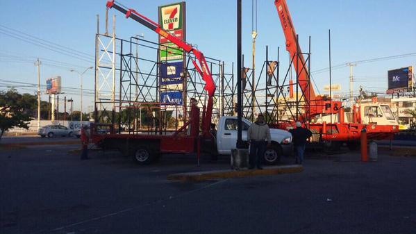 Retiran espectaculares no autorizados en Mérida Retiran espectaculares no autorizados en Mérida