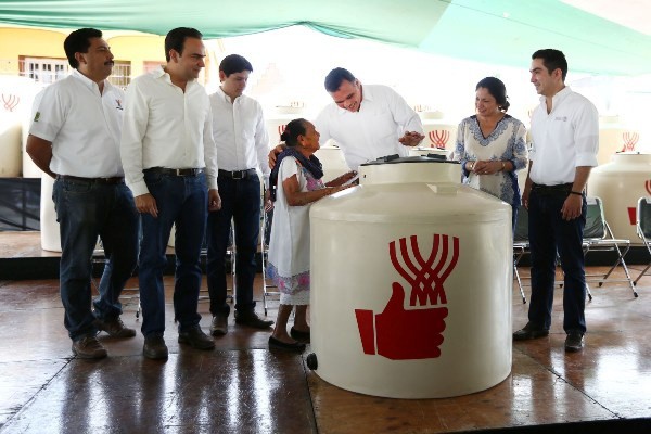 Se entregaron 1704 tinacos en Mérida y Tixkokob Se entregaron 1704 tinacos en Mérida y Tixkokob