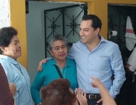 El diputado Mauricio Vila Dosal convivió con abuelitos en la víspera de la Navidad El diputado Mauricio Vila Dosal convivió con abuelitos en la víspera de la Navidad