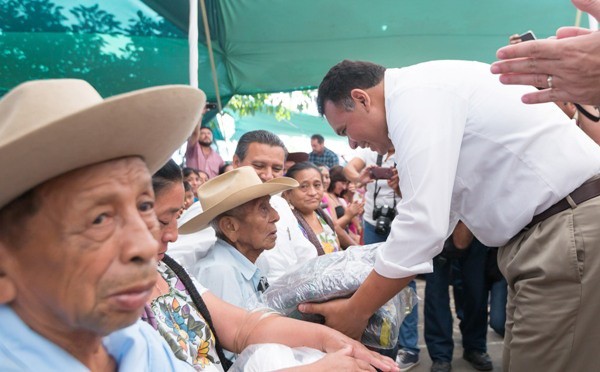 Anuncia Rolando Zapata la remodelación de la iglesia y la reparación de calles en Tekit Anuncia Rolando Zapata la remodelación de la iglesia y la reparación de calles en Tekit