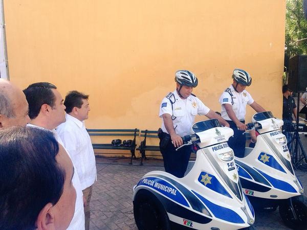 El Ayuntamiento entrega dos vehículos eléctricos a la policía municipal El Ayuntamiento entrega dos vehículos eléctricos a la policía municipal