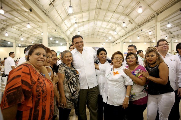 Reconocen labor de las enfermeras y los enfermeros en su día Reconocen labor de las enfermeras y los enfermeros en su día