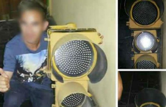 Roba un semáforo y lo publica en Facebook Roba un semáforo y lo publica en Facebook