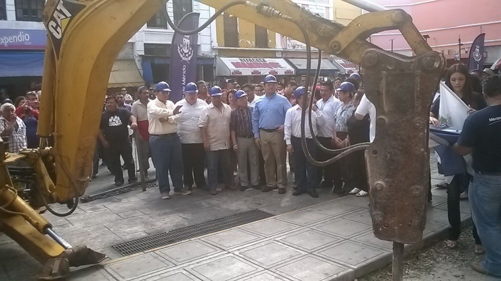 Alcalde da el banderazo de inicio de los trabajos en el Lucas de Gálvez y San Benito Alcalde da el banderazo de inicio de los trabajos en el Lucas de Gálvez y San Benito