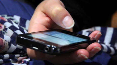 Encuentra a su esposa enviándole un Whatsapp a su amante y la mata Encuentra a su esposa enviándole un Whatsapp a su amante y la mata