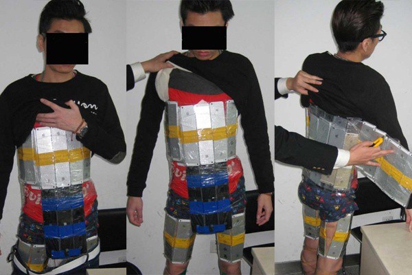 Atrapan a sujeto contrabandeando 94 iPhones pegados a su cuerpo Atrapan a sujeto contrabandeando 94 iPhones pegados a su cuerpo