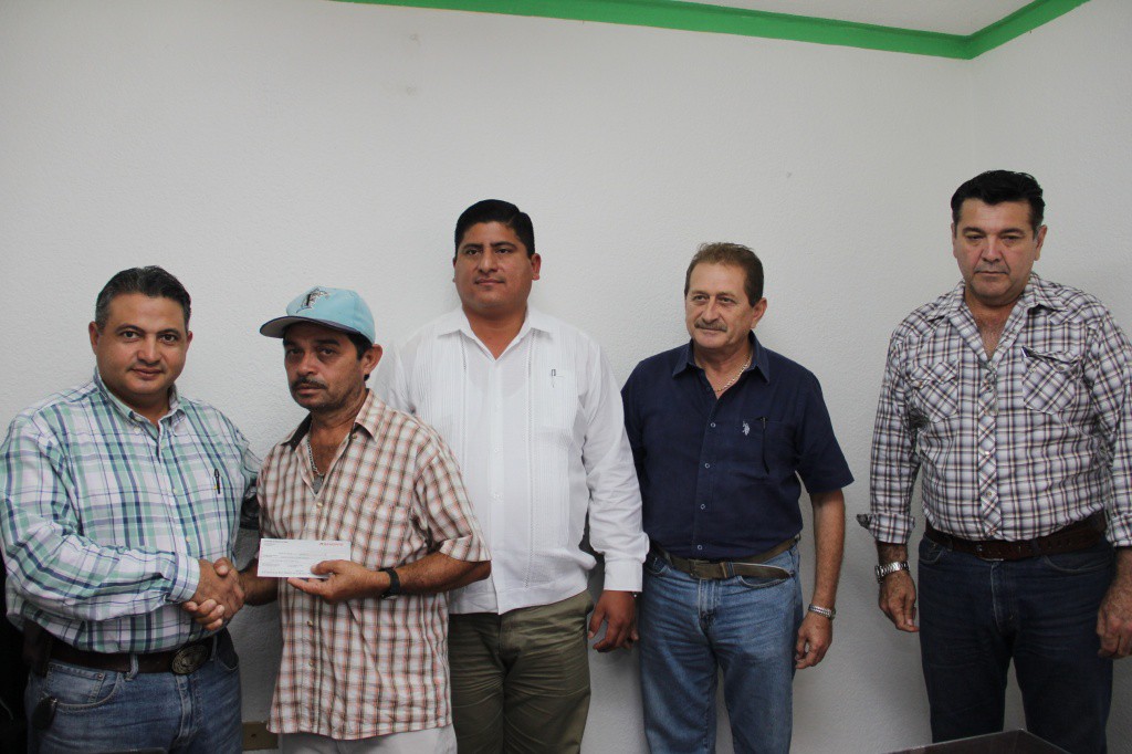 Entregan cheques a productores del oriente Entregan cheques a productores del oriente