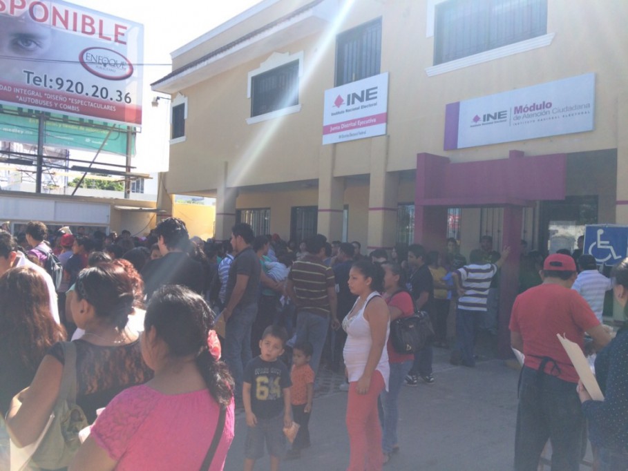 Largas filas para los trámites de la credencial de elector Largas filas para los trámites de la credencial de elector