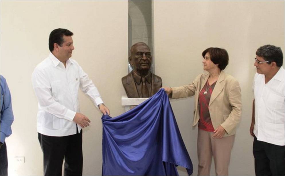 El Ayuntamiento rinde merecido homenaje a Silvio Zavala Vallado El Ayuntamiento rinde merecido homenaje a Silvio Zavala Vallado