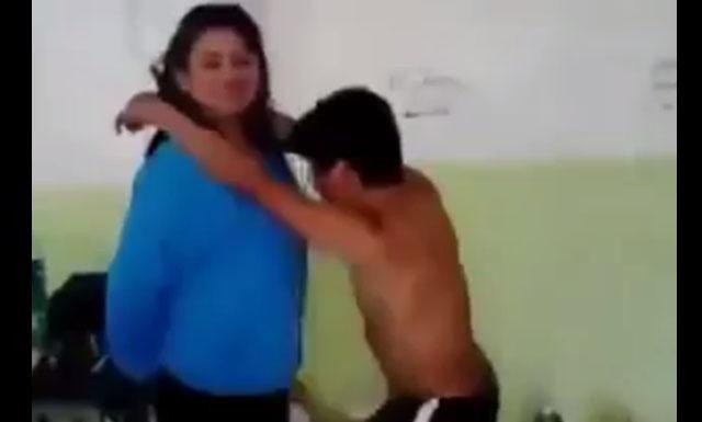 Alumno bailándoles a su maestra se convierte en viral Alumno bailándoles a su maestra se convierte en viral
