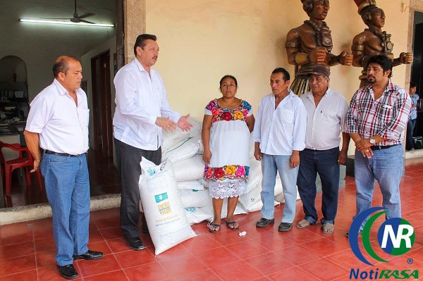 50 productores apícolas de Xuilub reciben apoyos 50 productores apícolas de Xuilub reciben apoyos