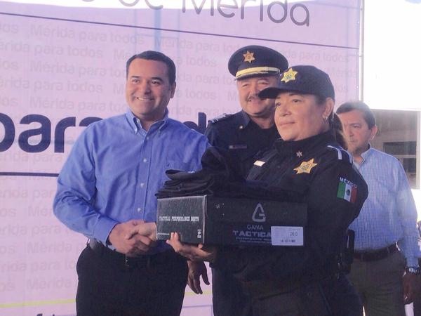 Entregan vehículos y equipamiento a la policía municipal por más de 8 millones de pesos Entregan vehículos y equipamiento a la policía municipal por más de 8 millones de pesos