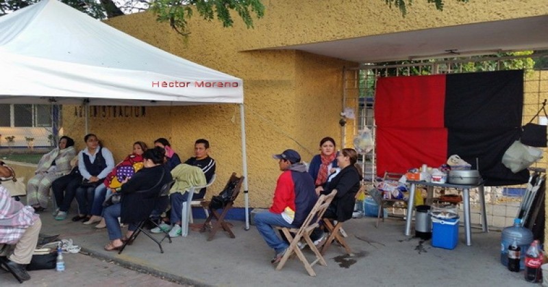 Huelguistas se dividen en 3 turnos para vigilar instalaciones de la Uady Huelguistas se dividen en 3 turnos para vigilar instalaciones de la Uady