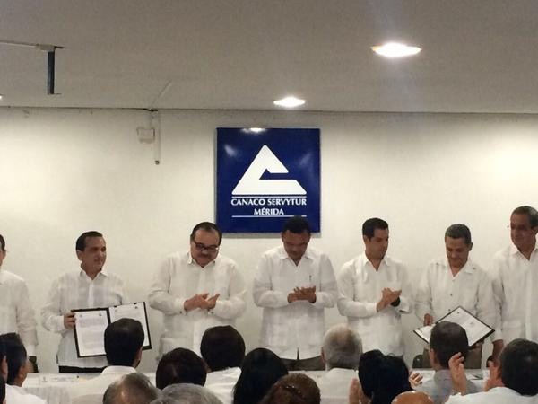 Firman convenio de colaboración la Canaco y el Infonavit