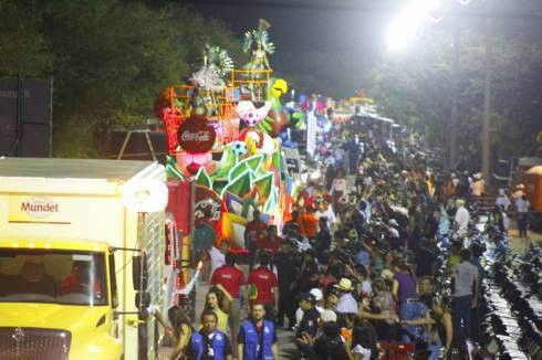 Largo puente con motivo del carnaval Largo puente con motivo del carnaval
